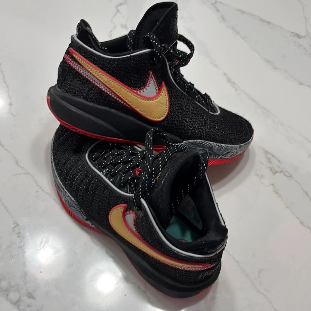 Nike Black and Gold Athletic Shoes with Sleek Design